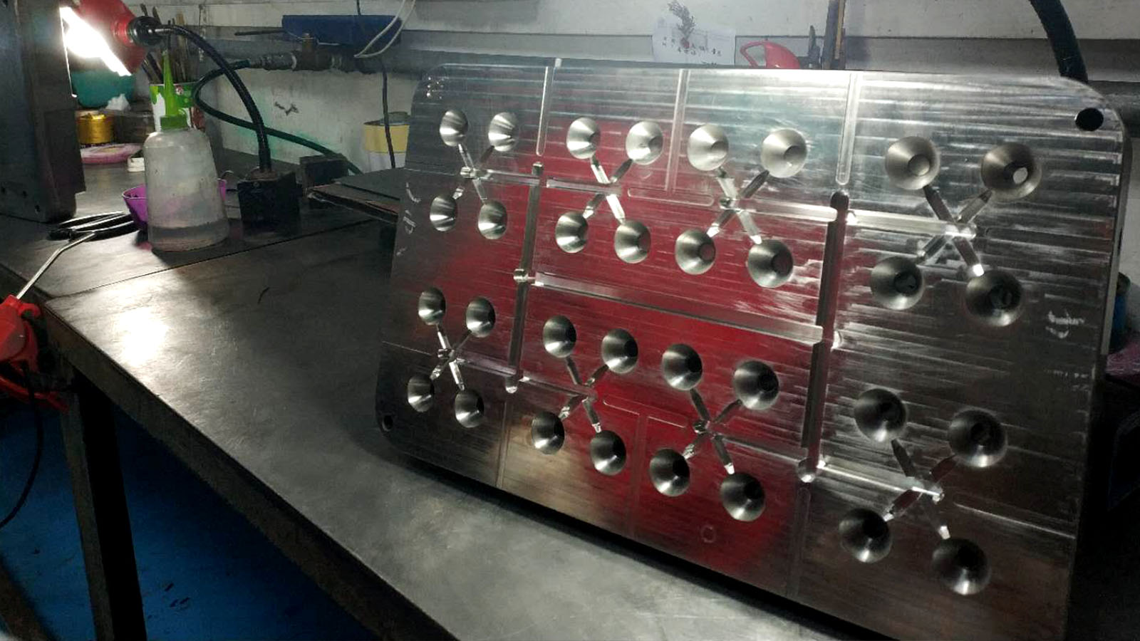 旭錦塑膠模具，模房